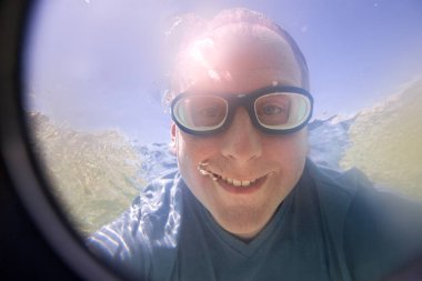 Su altında komik delikanlı