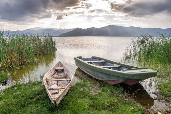 Boot und Lake Jipe bei Sonnenuntergang, Kenia — Stockfoto