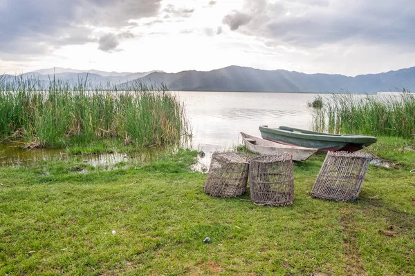 Kosze rybackie i łodzie nad jeziorem Jipe, Kenia — Zdjęcie stockowe