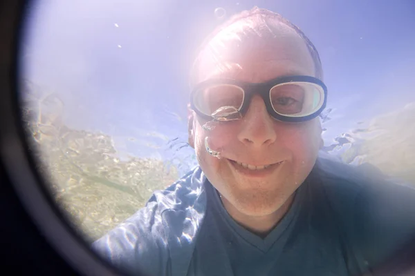 Jeune homme drôle sous l'eau — Photo