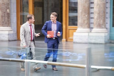 İşadamları ofis dışında yürüyüş