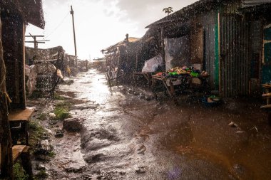 Yağmur sırasında Afrika pazarı