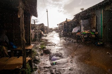 Yağmur sırasında Afrika pazarı