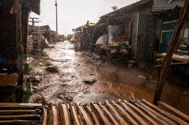 Yağmur sırasında Afrika pazarı