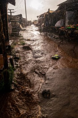 Yağmur sırasında Afrika pazarı