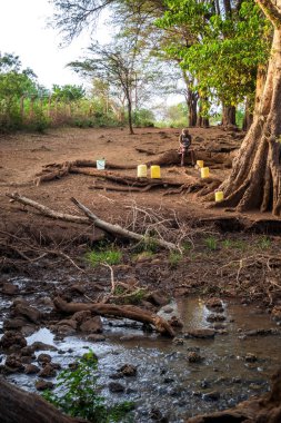 Bahar tarafından su kapları kadınla