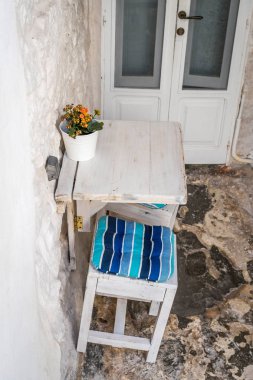 Romantik kentsel masa ve sandalyeler için iki