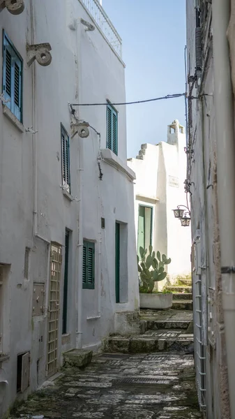 Keskeny utca-fehér város, Ostuni, Puglia, Olaszország — Stock Fotó