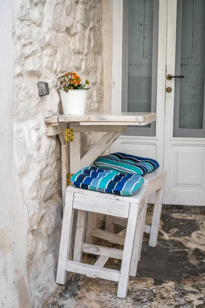 Romantic urban table and chairs for two — Stock Photo, Image