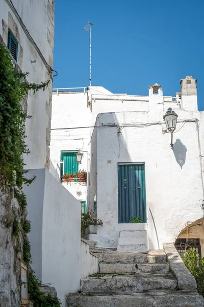 Вузька вулиця в білий місті Ostuni, Апулія, Італія — стокове фото