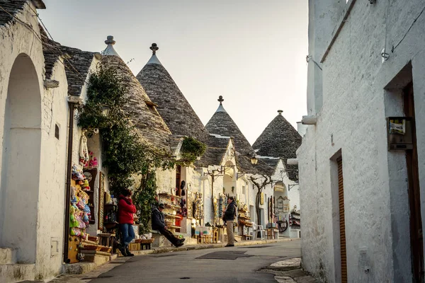 Casas de trulli tradicionales en Arbelobello, Puglia, Italia — Foto de Stock