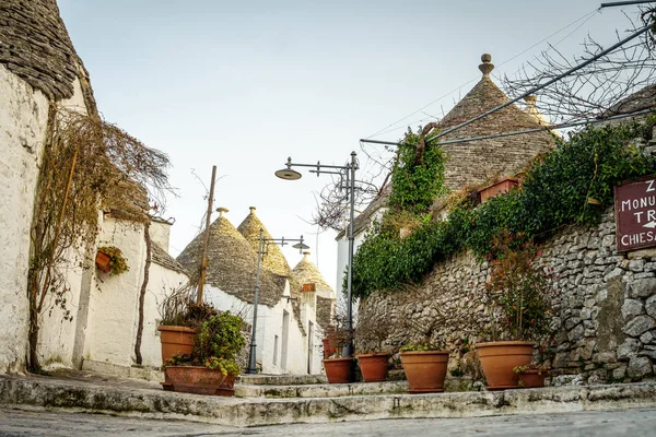 Trulli casas tradicionais em Arbelobello, Puglia, Italia — Fotografia de Stock