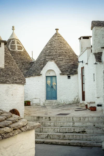 Casas de trulli tradicionales en Arbelobello, Puglia, Italia — Foto de Stock