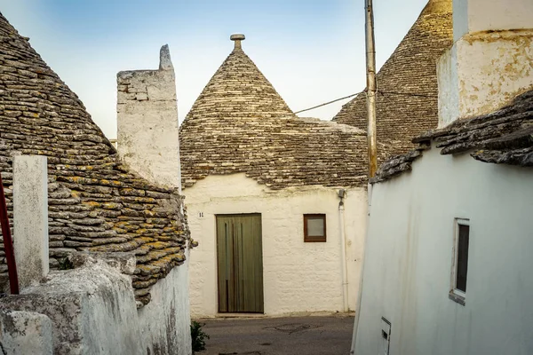 Hagyományos trulli házak Arbelobello, Puglia, Olaszország — Stock Fotó