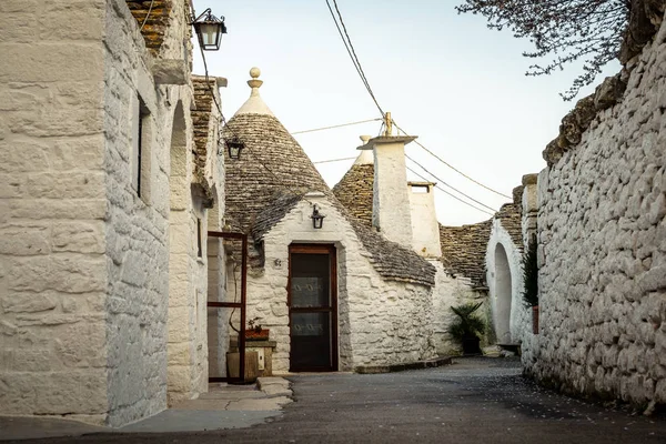 Casas de trulli tradicionales en Arbelobello, Puglia, Italia — Foto de Stock