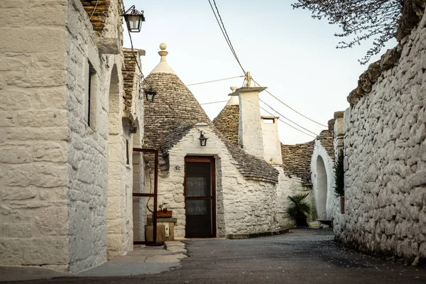 Traditionele trulli huizen in Arbelobello, Puglia, Italië — Stockfoto