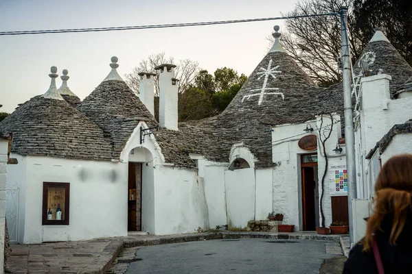 Casas de trulli tradicionales en Arbelobello, Puglia, Italia — Foto de Stock