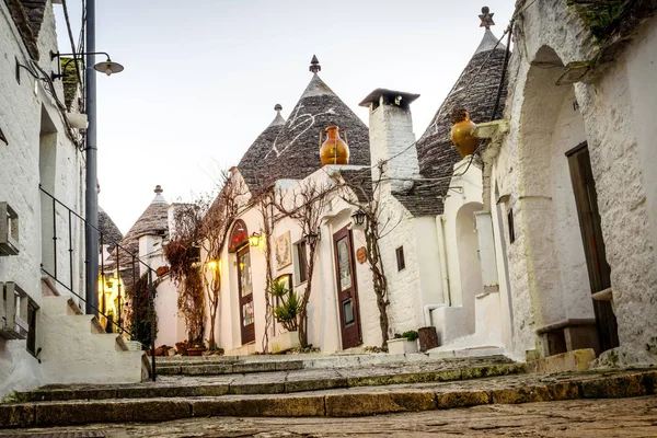 Casas de trulli tradicionales en Arbelobello, Puglia, Italia — Foto de Stock