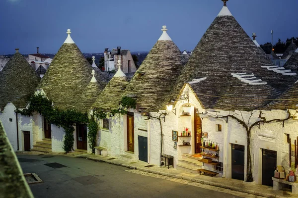 Trulli casas tradicionais em Arbelobello, Puglia, Italia — Fotografia de Stock