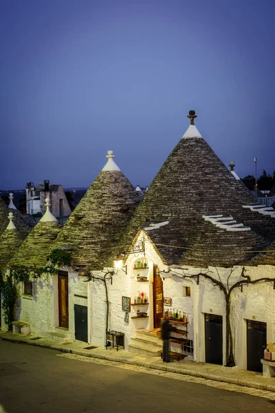 Traditionele trulli huizen in Arbelobello, Puglia, Italië — Stockfoto