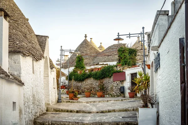 Hagyományos trulli házak Arbelobello, Puglia, Olaszország — Stock Fotó