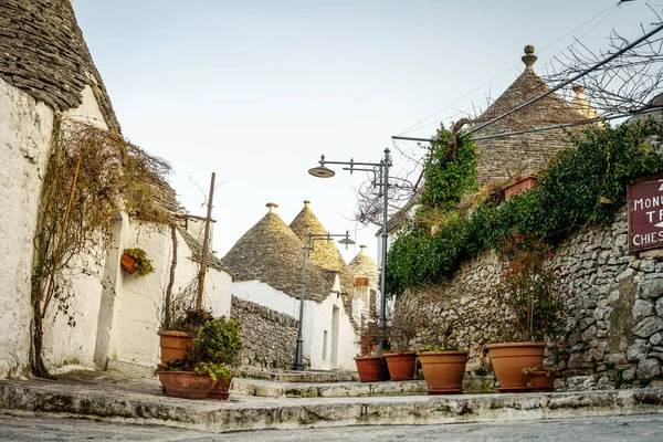 Trulli casas tradicionais em Arbelobello, Puglia, Italia — Fotografia de Stock