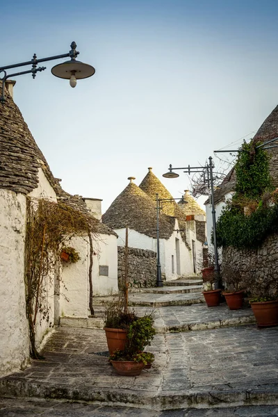 Casas de trulli tradicionales en Arbelobello, Puglia, Italia — Foto de Stock