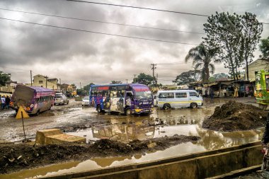 Nairobi, Kenya'nın toplu taşımacılık konusunda hasarlı çamurlu sokak