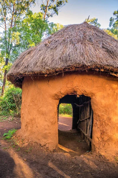 ナイロビ、ケニアのケニア人の伝統的な部族の小屋 — ストック写真