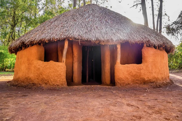 ナイロビ、ケニアのケニア人の伝統的な部族の小屋 — ストック写真