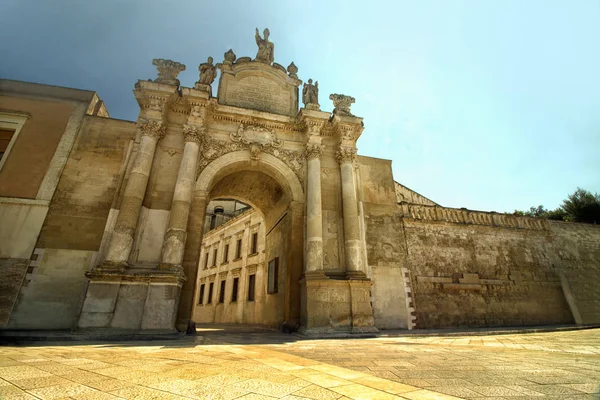 Porta Rudiae che conduce alla storica Lecce, Puglia, Italia — Foto Stock