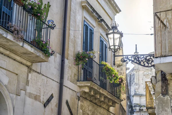 Charmante straat van historische Lecce, Puglia, dan — Stockfoto