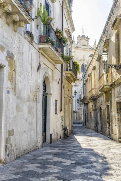 Urokliwej ulicy zabytkowego Lecce, Puglia, że w wyraźny sposób — Zdjęcie stockowe