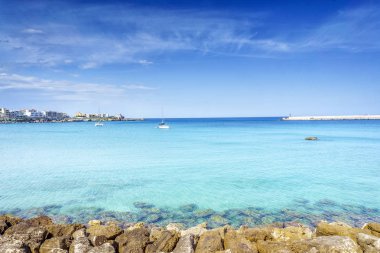 Beyaz yelkenli tekneler sahilinde Otranto, İtalya