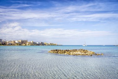 Beyaz yelkenli tekneler sahilinde Otranto, İtalya