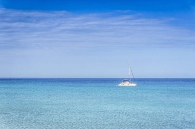 Beyaz sonsuz bir okyanus teknede