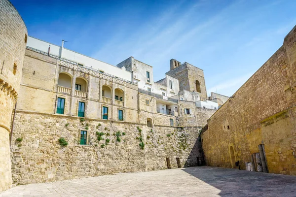 Исторические достопримечательности в Otranto, Apulia, Italy — стоковое фото