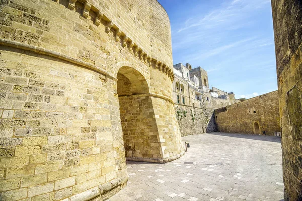 Historiske landemerker i Otranto, Puglia, Italia – stockfoto