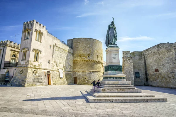 Castillo y monumento medieval en Otranto, Italia — Foto de Stock