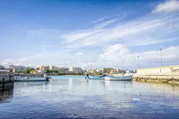 Hvite seilbåter fortøyd i Otranto havn, Italia – stockfoto