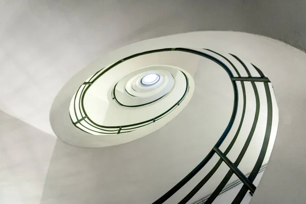 Escadaria espiral moderna olhando para cima — Fotografia de Stock