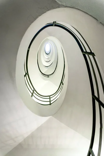 Сучасні спіральні сходи, що дивляться вгору — стокове фото
