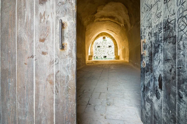 Вход в заброшенную крепость в Италии — стоковое фото