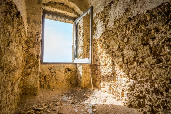 在被毁的古堡的窗口 — 图库照片