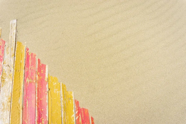 Tablones amarillos y rojos y arena en el fondo de la playa — Foto de Stock