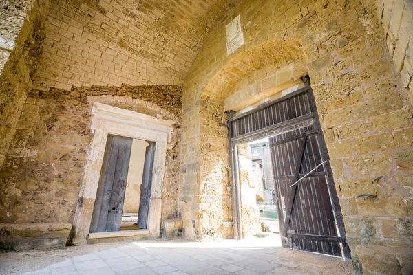 Duas portas velhas de madeira na fortaleza medieval — Fotografia de Stock