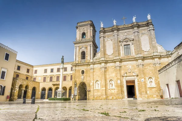 Katedrála v centru města Brindisi, Puglia, Itálie — Stock fotografie