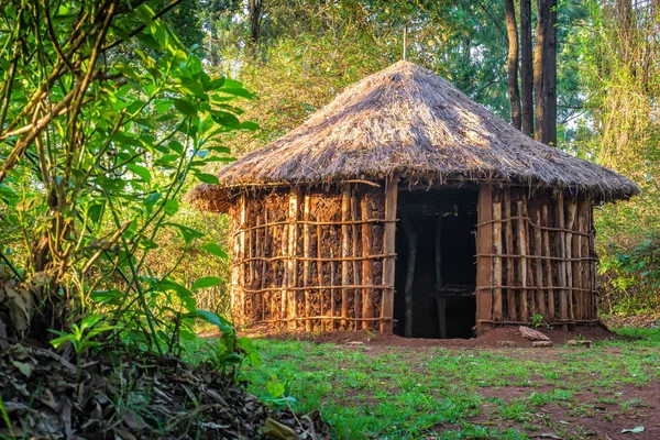 Traditionele tribal Keniaanse vakantiehuis, Bomas van Kenia, Nairobi — Stockfoto