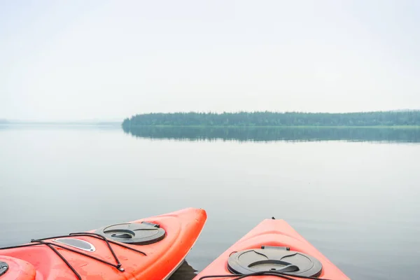 Due kayak in mezzo a un bellissimo lago calmo — Foto Stock