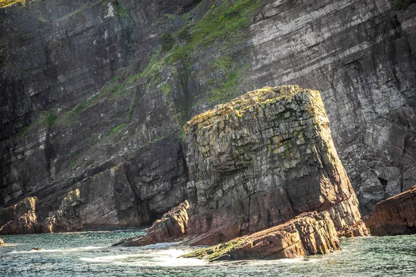 Piękne kamienie przez skały w Nowej Fundlandii, Kanada — Zdjęcie stockowe